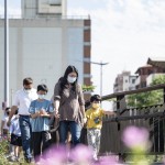 等待餅乾烘烤的時間，新業(yè)家族手牽著手至鄰近的二分埔、水湳生態(tài)公園漫步享受午後日光，貼近生態(tài)綠意。