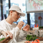 以保麗龍膠黏貼各類(lèi)花材，自行拼貼妝點(diǎn)，可黏在花材底部，讓花材呈現(xiàn)斜45度角，營(yíng)造花圈的立體感。