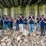 低下頭，雙手合十，感謝河神允諾，讓我們可以為環(huán)境盡一份心力，以行動守護(hù)我們這片土地。