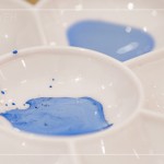 青藍(lán)的古典顏料，蘸滿藍(lán)彩，在筆尖飽滿欲滴，釉色渲染一片青花藍(lán)。