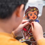 將剪下的零件，使用雙腳釘固定紙偶關(guān)節(jié)，背面貼上木桿，完成一只紙影戲偶。