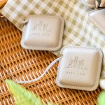 致上專屬客製化皮尺，精美、俐落的外型設(shè)計(jì)，將日常生活中不可或缺的生活小物再升級(jí)!