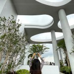 頂樓以天井設(shè)計(jì)，將綠意律動(dòng)帶到天際，令人忍不住仰望。