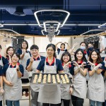 新業(yè)各部門同仁一同為愛行動，將新鮮出爐的小月餅及蛋黃酥送至甘霖基金會。