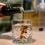 特別準(zhǔn)備巴薩米克醋調(diào)製而成的醋飲，跳脫過往調(diào)味料的定位，用飲品的型態(tài)重新定義箇中滋味。