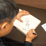 新業(yè)手札筆記本，搭配歐耶老師親筆簽名，作為當(dāng)天抽獎(jiǎng)禮，贈(zèng)予一份特別的祝福。