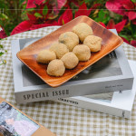 伴手禮致上臺(tái)中第五市場(chǎng)隱藏美食，『麻糬之家』的手工芝麻、花生麻糬，口感紮實(shí)、香氣濃郁，充滿傳統(tǒng)單純的古早味，將那份質(zhì)樸的美好帶給新業(yè)的家族好友。