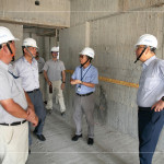 由新業(yè)建設(shè)創(chuàng)辦人 穆椿松先生(右一)與新業(yè)建設(shè) 卓勝隆董事長(zhǎng)(右二)偕同建築師與工程師，樓層的巡視與檢討，時(shí)刻以住宅為念。