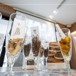 閉上眼，深呼吸，各類藥材氣味交織，彷彿置身大自然中，細細品味，讓身心喘口氣。