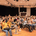 修復(fù)過程中需要維持單一動作數(shù)個(gè)小時(shí)，講師邀請來賓舉著手模擬廟宇修復(fù)的其中一個(gè)環(huán)節(jié)，實(shí)際感受到修復(fù)工作的不易之處。