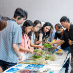 講師準(zhǔn)備各式植物與花卉供住戶挑選，透過層層擺放與細(xì)膩堆疊，創(chuàng)作出專屬的藍(lán)曬構(gòu)圖。