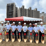 新業(yè)建設(shè)-名譽董事長 穆椿松(左四)、董事長 卓勝隆(右三) 偕同土地銀行-經(jīng)理 黃哲雄(右四)，與新業(yè)職人團隊，一同為【大塊藏硯】揭開序幕。