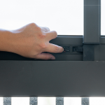 每扇窗戶，兒童安全開(kāi)關(guān)是新業(yè)的標(biāo)配，確保家中小孩的安全與無(wú)慮。