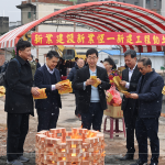 建築職人團(tuán)隊(duì)齊聚，心中滿懷期盼與感恩，將此份心意挾帶著一疊疊金紙，將此願(yuàn)直達(dá)天聽。