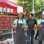 驚人的香腸瀑布，是否也頗有幾分裝置藝術(shù)的氣勢？在戴上獎牌之前，不妨從工作人員手中接過香腸串，擺個Pose留念吧！