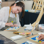 夏日綻放的煙火，飽和的亮色系，營造出煙火的絢爛與光輝，如同一閃一閃地閃爍在眼前。