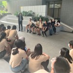 學員們圍坐於【新業(yè)宜家】庭院及石砌溜滑梯旁，聽建築師分享著種種規(guī)劃背後的考量，以建築而言，貼心的小細節(jié)將是引人注目的勝出關鍵。