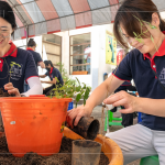透過植樹活動落實減碳淨零計畫，新業(yè)以實際行動展現(xiàn)對這片土地的關懷，為環(huán)境共生、守護生物多樣性而努力。