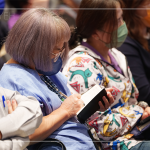 記錄著藝術(shù)家說的一字一句，句句都是腳踏實(shí)地、深入人心的啟發(fā)，就像是藝術(shù)家分享著所記錄的種種美好片刻。