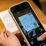 翻開小禮後，驚喜地發(fā)現(xiàn)一張問候小卡，也是一張真摯的邀請，透過品味食光、職人手作、藝文沙龍等活動，享受與「生活之美」交心的時刻。