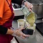 「半流質(zhì)飲食」是對(duì)於牙口不好的長(zhǎng)者們，志工們需將當(dāng)天的菜餚打成泥，讓長(zhǎng)輩
 也能均衡的攝取每日所需的營(yíng)養(yǎng)。 