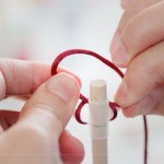 引線、綁結(jié)，將喜氣洋洋的紅線固定在燈籠之上，已完成吊掛的功能。