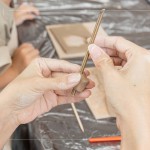 利用銅管將陶風(fēng)鈴物件穿洞，待高溫?zé)u後，使用麻繩將物件串起，串起一串手感陶風(fēng)鈴。