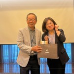 感謝陳慧如老師帶來(lái)紮實(shí)又豐富的課程內(nèi)容，由新業(yè)建設(shè)卓勝隆董事長(zhǎng)致贈(zèng)伴手禮品。