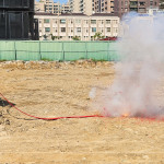 點燃火紅的炮仗，響徹的聲響，繚繞著【新業(yè)V＆A】基地，象徵圓滿吉祥好兆頭。