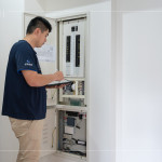 電器開關(guān)箱說明各室空間與設(shè)備，並提供水電線路配置圖，特別在廚房與客廳設(shè)置「不斷電系統(tǒng)」的紅色插座，即使遇到突發(fā)停電，也能持續(xù)供電。