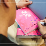 當(dāng)天抽獎(jiǎng)禮準(zhǔn)備藝術(shù)家的新書—真實(shí)色彩：優(yōu)席夫的藝術(shù)光旅，一段探索美、發(fā)現(xiàn)光，發(fā)現(xiàn)自我的藝術(shù)之旅，從孕育他的部落文化開始，展開的生命歷程，最後全然接納自我，回鄉(xiāng)引進(jìn)藝術(shù)教育、發(fā)揚(yáng)部落文化價(jià)值，在創(chuàng)作中發(fā)現(xiàn)真實(shí)自我的故事。