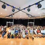 留心日常畫(huà)面，以一貫真誠(chéng)的目光，用攝影作出回應(yīng)。藉由拍照，交換了拍攝者與被攝者之間的互相信任，以及人們回頭凝視土地的視線。