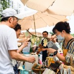 新業(yè)卓勝隆董事長(zhǎng)(左一)也偕同妻子前來(lái)盛夏市集Fun一下，充滿檸檬餘韻觸動(dòng)味蕾的風(fēng)味，是健康又消暑的飲品推薦款！