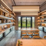 有舒心的中庭森林環(huán)繞，咫尺之間盡享書香與綠意，不僅適合一個(gè)人恣意閱讀，圖書室也是鄰里友善話家常的空間。