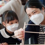 家長們帶著孩子，細(xì)心解說燈籠組裝的細(xì)節(jié)，從抽象的想像慢慢進(jìn)展為具體的藝術(shù)
作品。