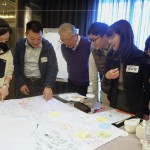 小組互相輪流觀摩討論，意外發(fā)現(xiàn)別組團隊的分析與創(chuàng)意思考，激發(fā)更多可行的解決方案。(圖左三為新業(yè)建設創(chuàng)辦人-穆椿松 先生)