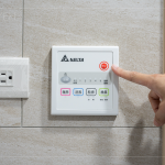 浴室「多功能涼暖風(fēng)機(jī)」，呵護(hù)全家人的需求，冬日保暖不溼冷，夏日降溫不燥熱，維持室內(nèi)的乾燥與空氣清新。 