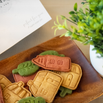 活動(dòng)小禮，致上公益烘焙坊的客製小點(diǎn)，可愛(ài)、溫馨兼顧著美味，留下令人難忘的午後時(shí)光。