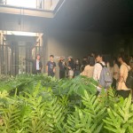 公共設施的外廊道，有計畫地被綠意填滿，彰顯建築造園的有機性，以及與自然共存共榮的必要性。有了植栽的陪伴，不僅能自在呼吸，也能在吐納之間品味純然之美。