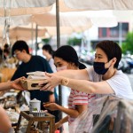 從攤販?zhǔn)种薪舆^(guò)最適合午後享用的輕食，攤販同時(shí)將心意以雙手一同遞上，彼此的這份互動(dòng)是盛夏美好的一景。