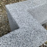 抿石子的溫潤(rùn)是來(lái)自老師傅的巧手及耐心，有了抿石子點(diǎn)綴，給街道家具注入一絲活潑氣質(zhì)。