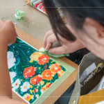 最後將固定紙膠帶撕除，除了固定畫紙，更保留相框感白邊，讓作品看起來更完整、精緻，如同裱框的畫作。