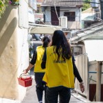 穿梭在街頭巷弄之間、爬樓於老公寓之中，志工們腦海彷彿有一張捷徑地圖，各個(gè)擔(dān)上使命必達(dá)的責(zé)任，快速地將便當(dāng)送到長(zhǎng)輩們的手中。