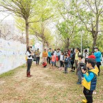 介紹筏子溪生態(tài)圖，是各種水鳥、動(dòng)植物的棲息地，有如育嬰房，甚至有二級(jí)保育類「彩鷸」和「石虎」也棲息在此。