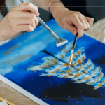 兩支畫筆重疊的刷墨，噴墨出不規(guī)則的白圓點(diǎn)，讓森林裡的聖誕樹多了許多白雪的襯托。