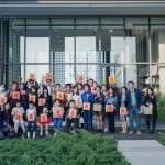 這日，即將迎向中國新年之前，有和陽暖日、綠意蔓蔓，紅紅剪紙燈籠妝點(diǎn)，將這
份團(tuán)圓喜聚刻畫得如詩如畫。