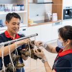 新業(yè)建設(shè) 邱正光 副總經(jīng)理賢伉儷，也加入這次公益包粽行列，身體力行，益起響應(yīng)，共創(chuàng)美好良善的循環(huán)。