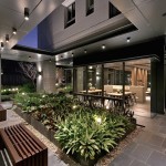 除了白天的明亮與綠意疊翠，臨近傍晚時，中庭植栽之間打著光芒，也帶來另一番曖昧的風味。－【新業(yè)宜家】。