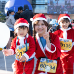 小小聖誕老人出發(fā)囉，今年新增的2K變裝組，讓賽道及會(huì)場(chǎng)上多了許多可愛的小小身影。