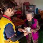 「阿嬤呷飯囉!」，甘霖基金會(huì)志工將便當(dāng)送到獨(dú)居長(zhǎng)輩手中的同時(shí)，也不忘送上一兩句暖心的問候。